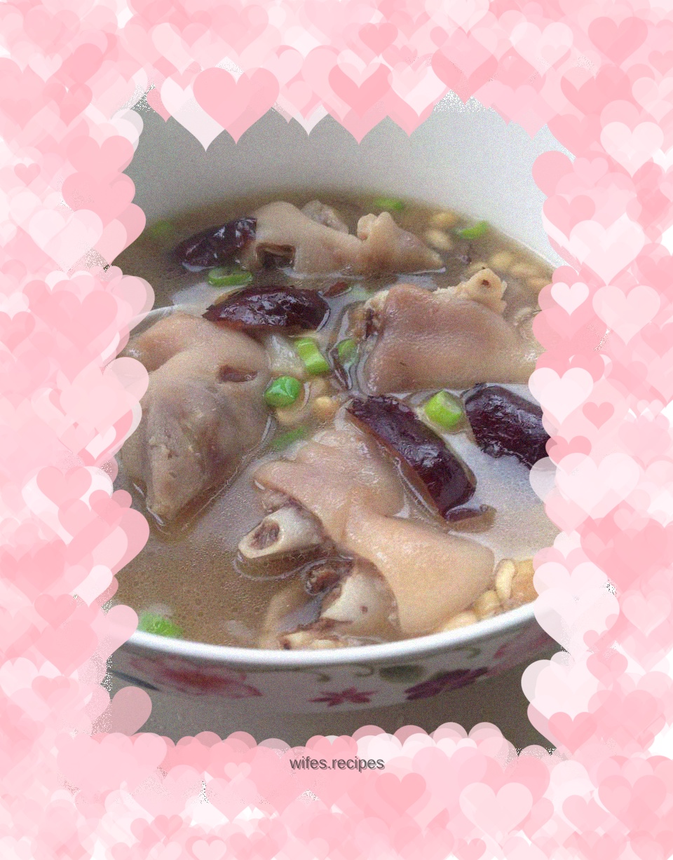 Braised pork trotters and soybean soup