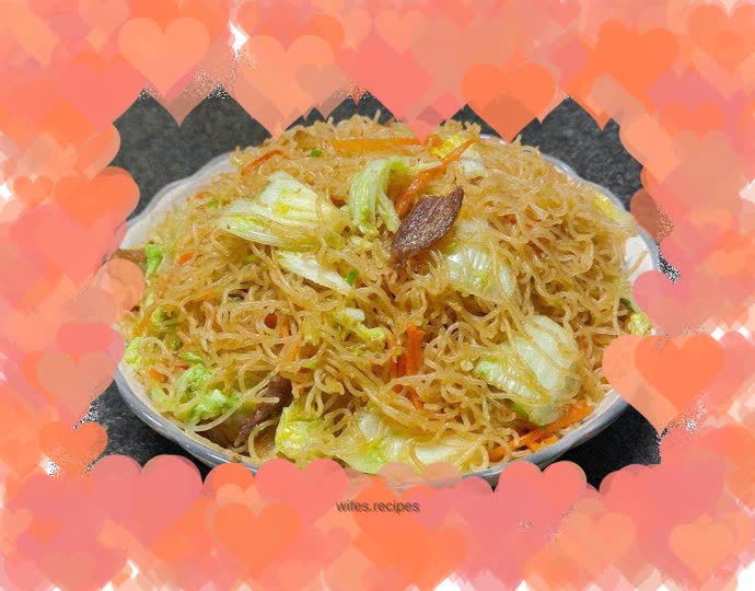 Fried rice noodles with pork belly and cabbage
