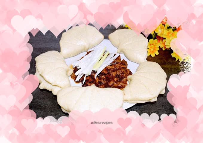 Shredded pork and lotus leaf cake with Beijing sauce