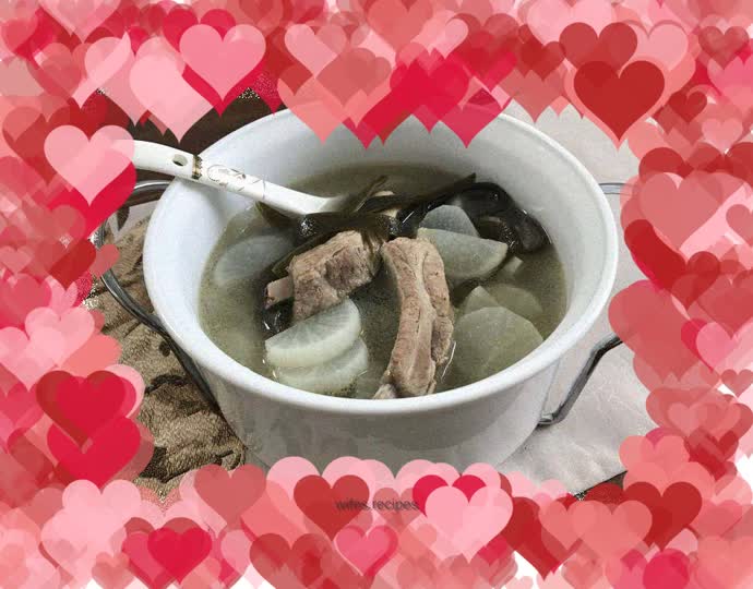 Seaweed, radish and pork ribs soup