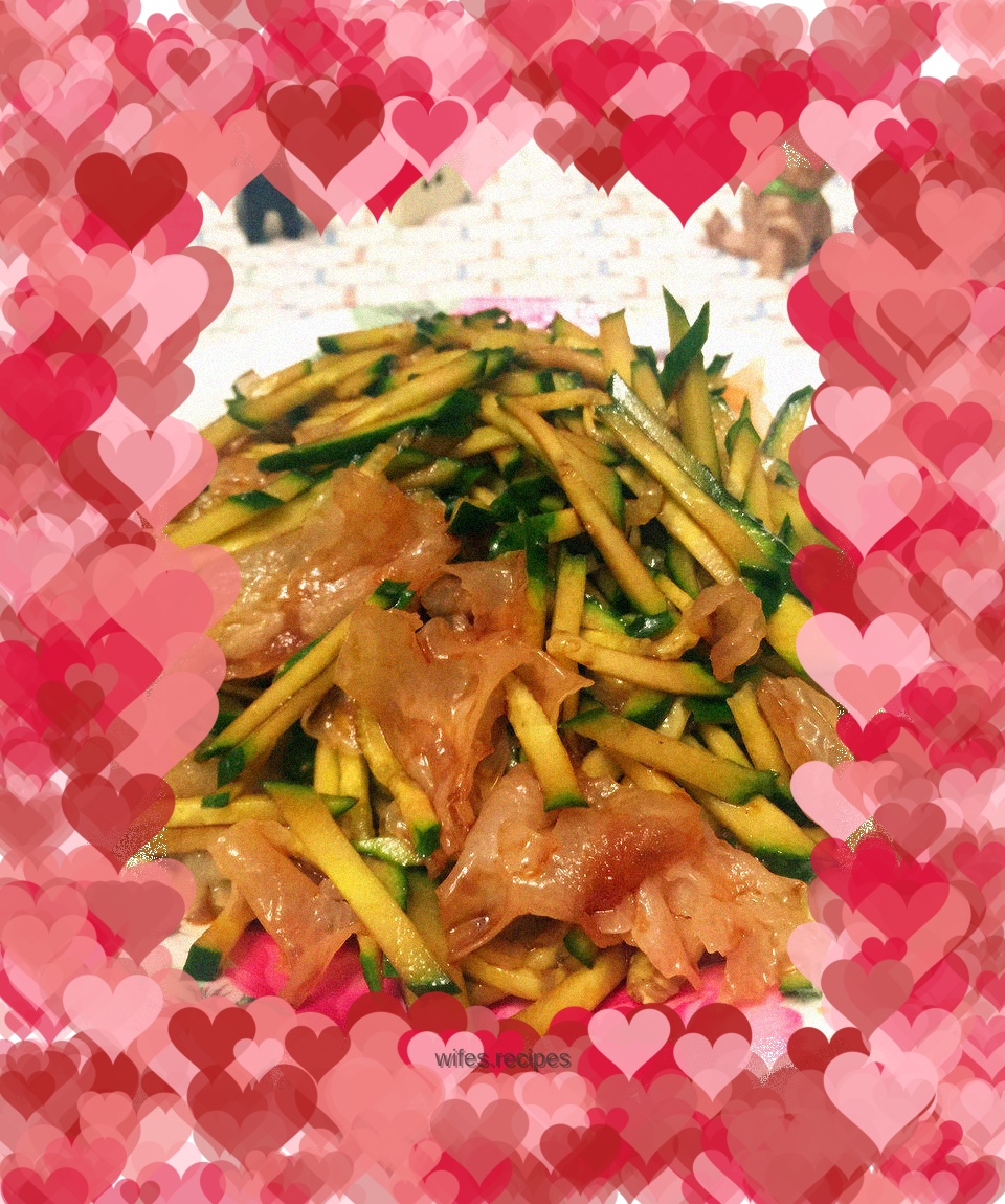 Shredded cucumber mixed with white fungus