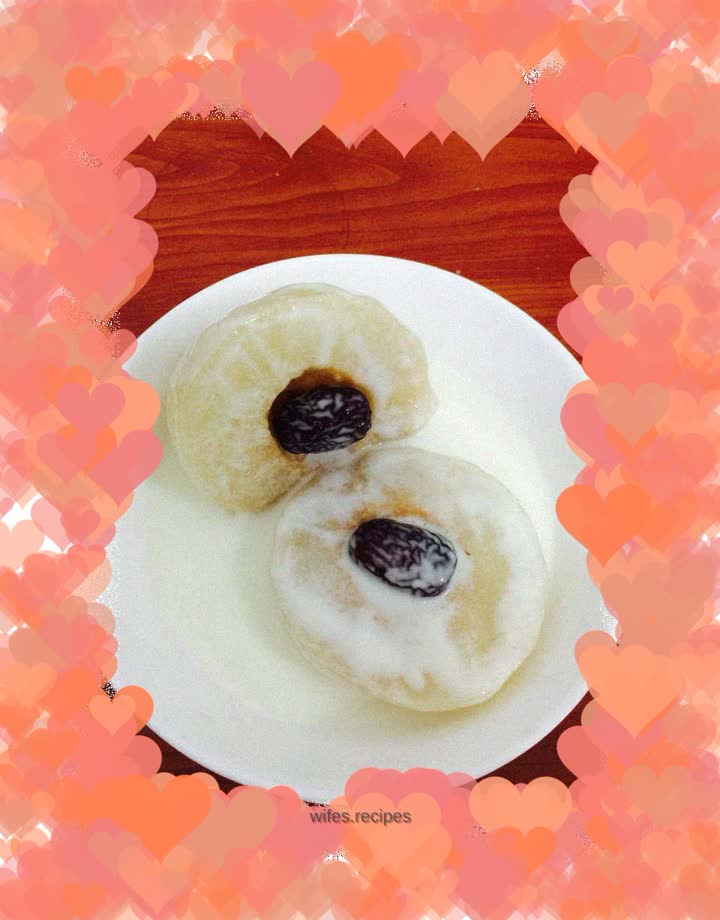 Steamed dates with yogurt and pear