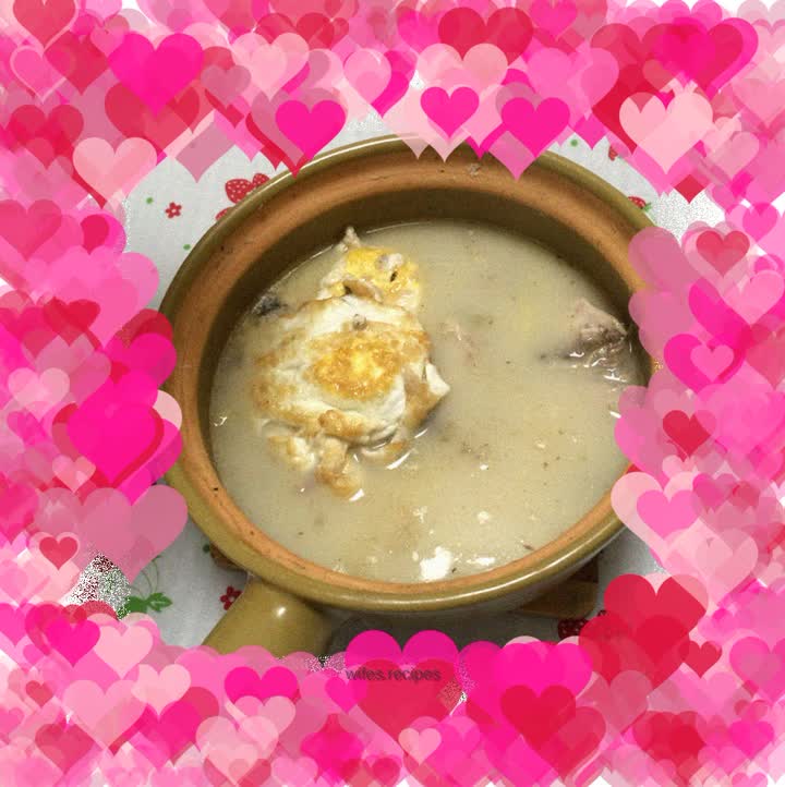 Casserole crucian carp egg soup