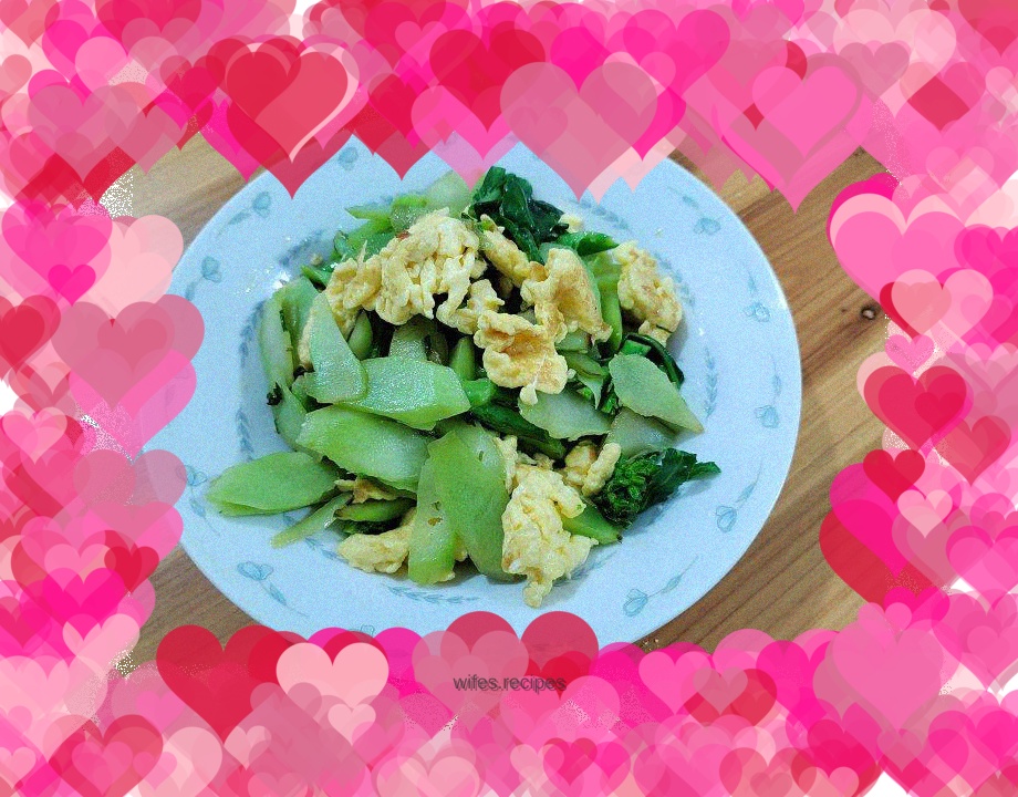 Scrambled eggs with kale