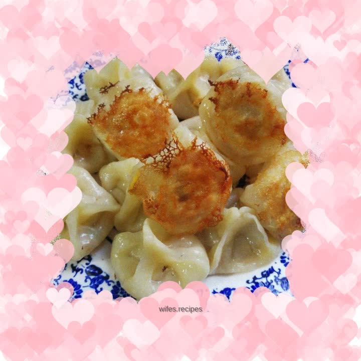 Slightly sweet pan-fried buns with corn kernels