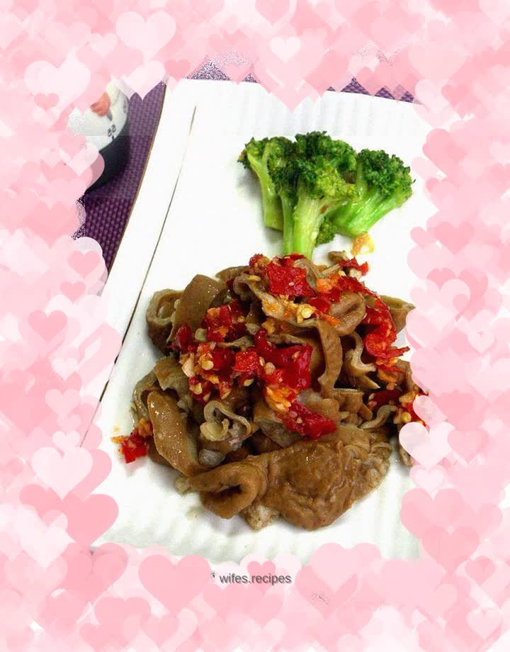 Chopped pepper mixed with large intestine