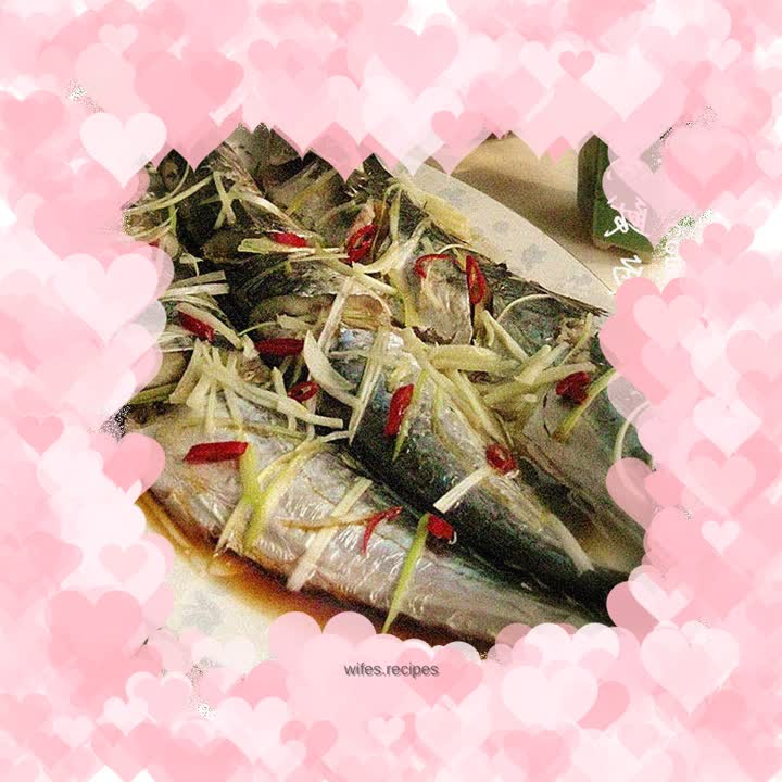 Fresh fish is steamed and eaten--steamed Spanish mackerel