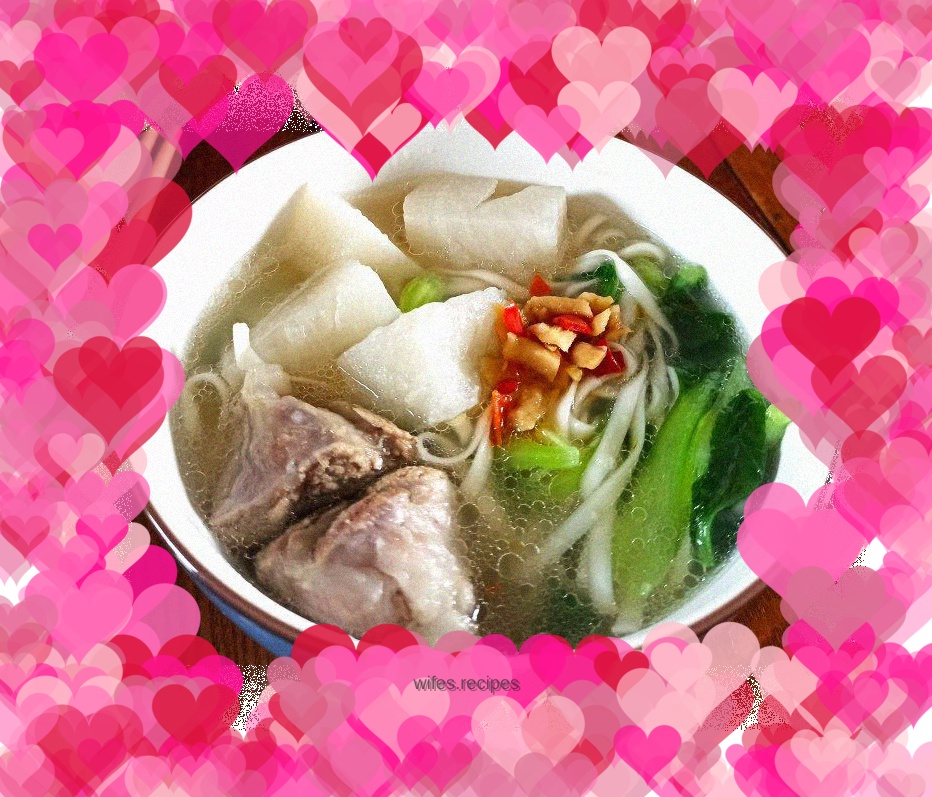 Carrot hoof and pork noodle soup