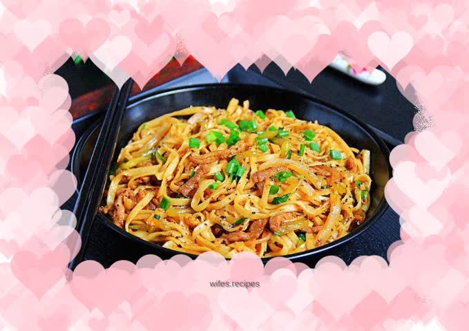 Black pepper shredded pork fried noodles