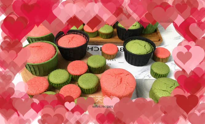 The whole-egg two-color sponge cake is small, cute and delicious, and children especially like it.