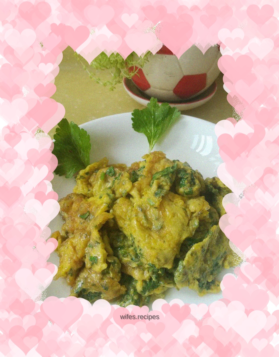 Scrambled eggs with celery leaves