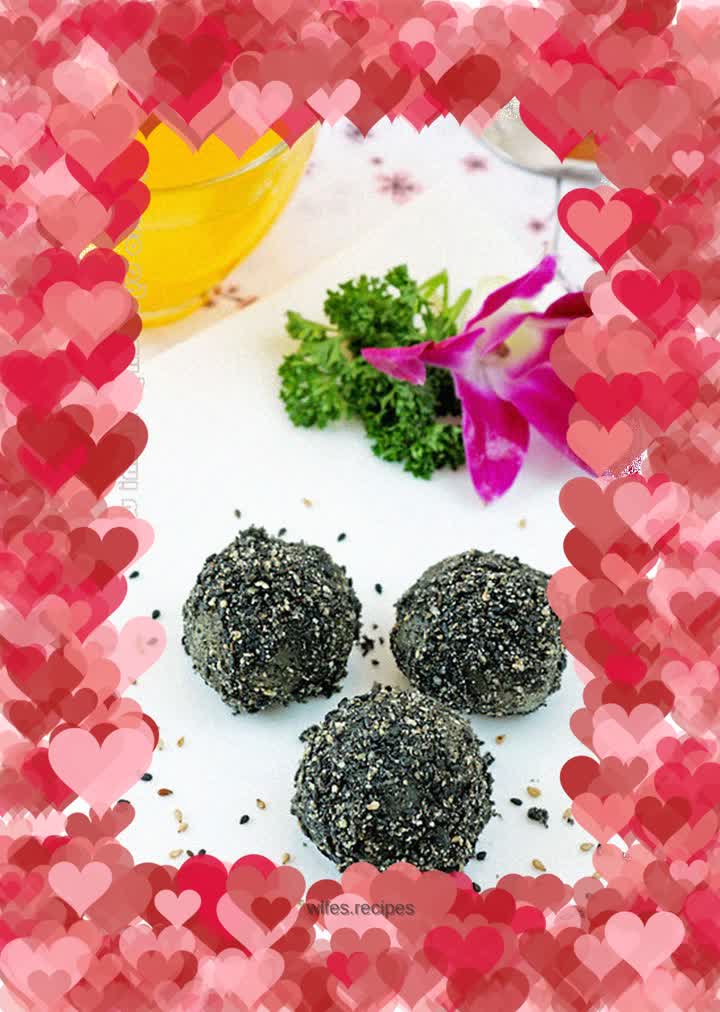 Black sesame glutinous rice cake