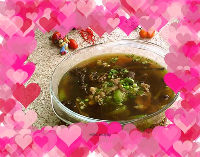 Tea tree mushroom, loofah and meat slices soup