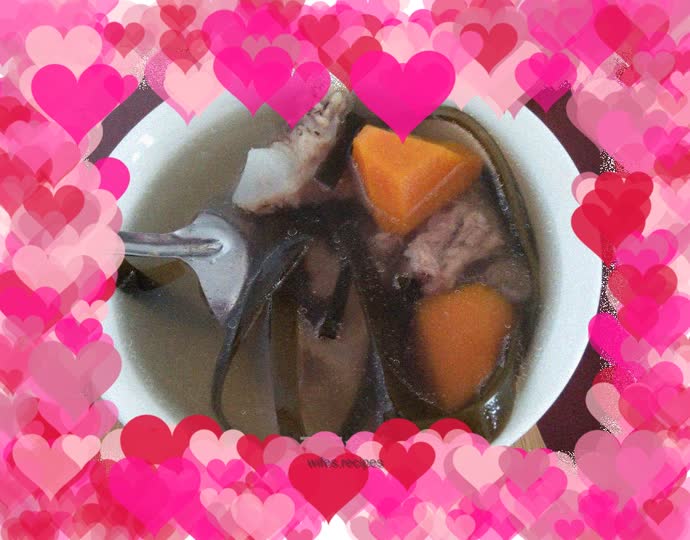 Seaweed and pork ribs soup