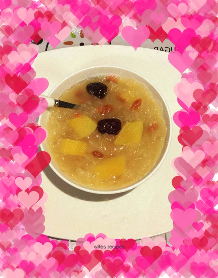 Green Papaya, Tremella Fungus, Red Dates and Wolfberry Soup—a good product for breast enlargement