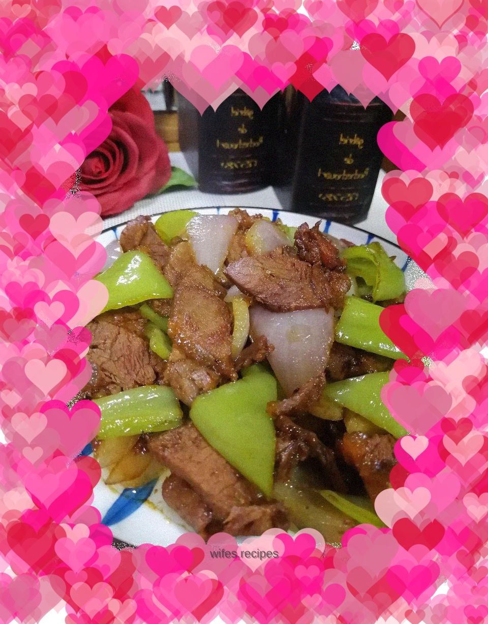 Stir-fried beef with onions and peppers