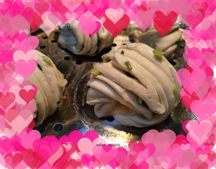 Onion-flavored flower rolls