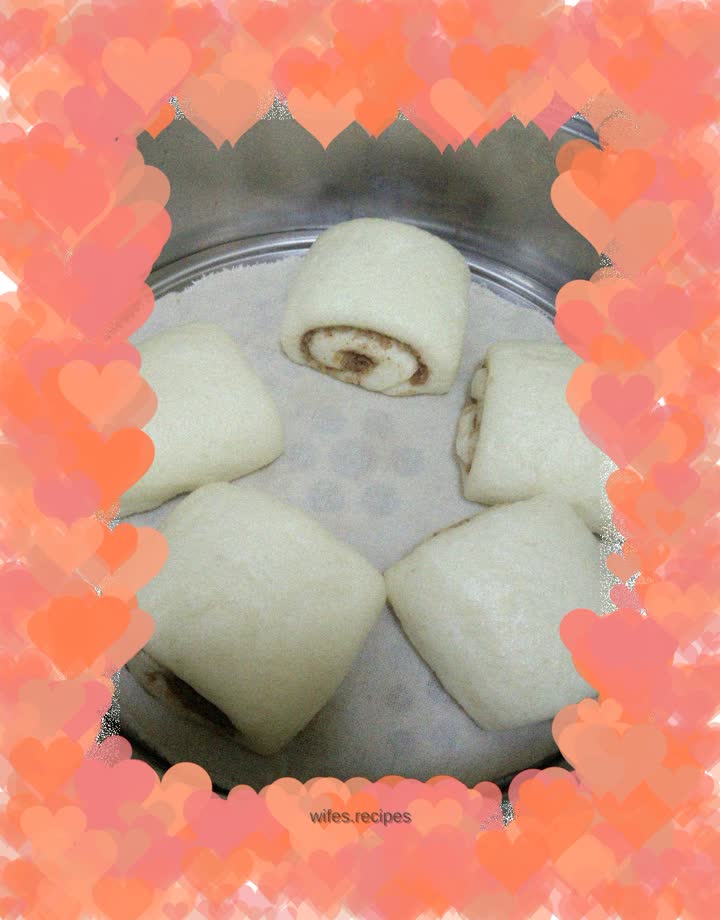 Steamed buns with bean paste and milk