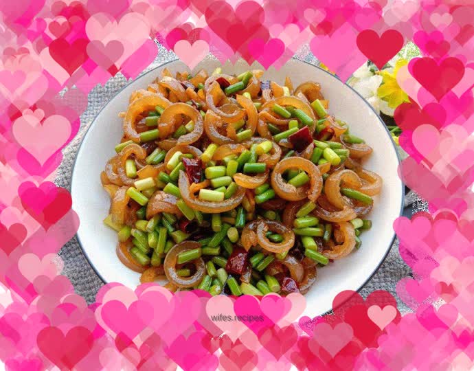 Stir-fried pork rinds with garlic