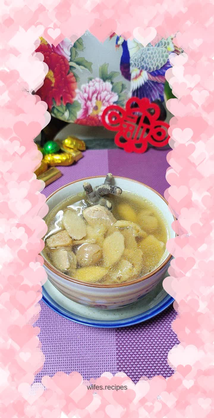 Gastrodia yam stewed chicken feet and lean meat soup