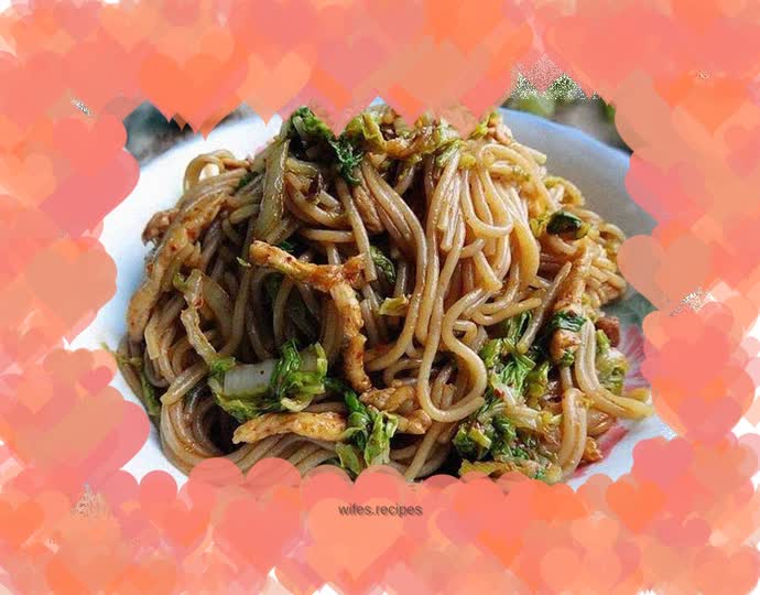 Stir-fried red rice noodles with shredded chicken and cabbage