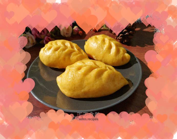 Pork buns with pumpkin noodles and shredded green radish