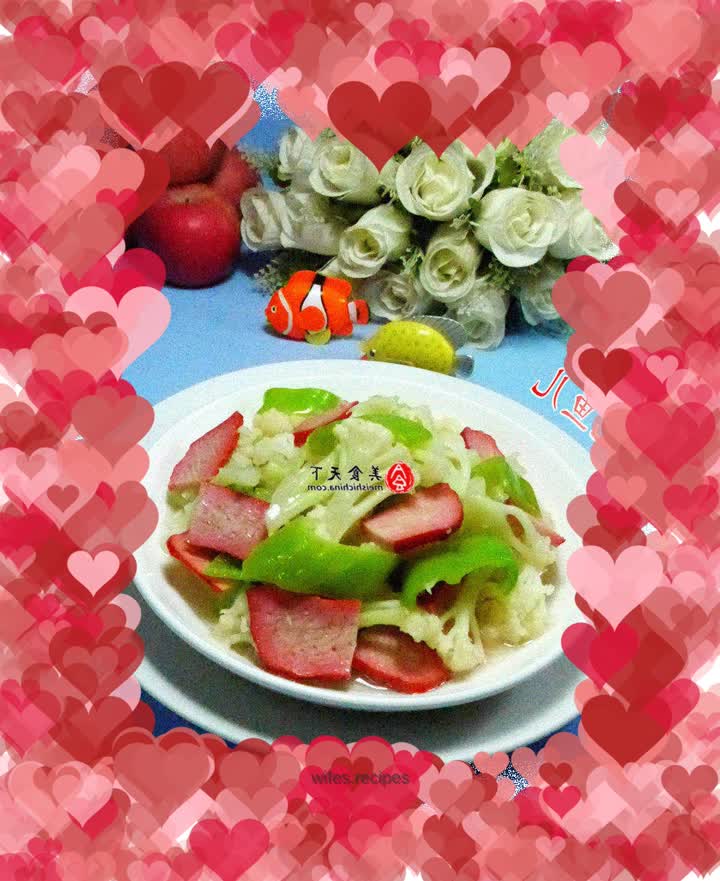 Stir-fried cauliflower with red pepper and bacon