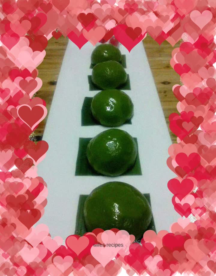 Ingredients for green dumplings: 3 packages of glutinous rice flour (500 grams per package), 1 package of sticky rice flour (500 grams per package), 500 grams of soft white sugar, 100 green juice