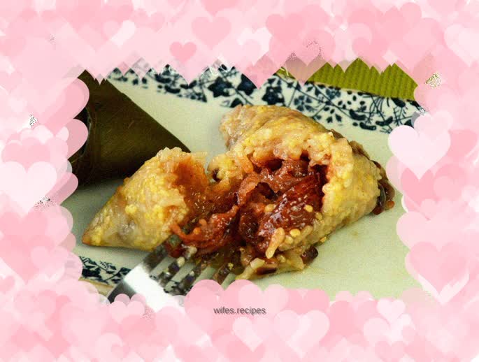 Yellow rice, walnut kernels and candied dates rice dumplings