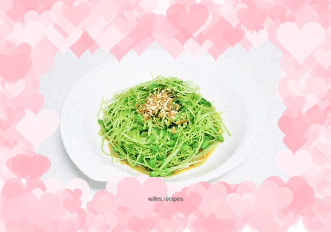 Bean sprouts mixed with fragrant pine