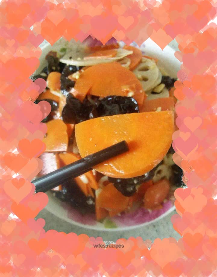 Garlic lotus root slices mixed with two fresh vegetables