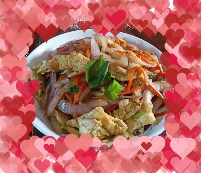 Fried eggs with onions and carrots