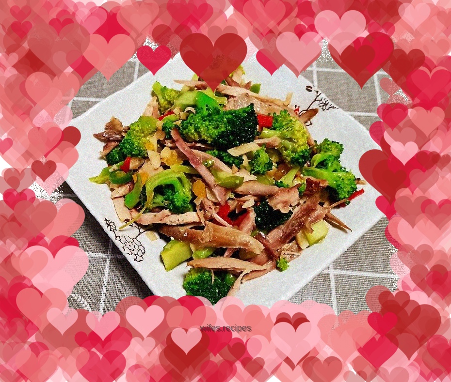Broccoli mixed with shredded chicken