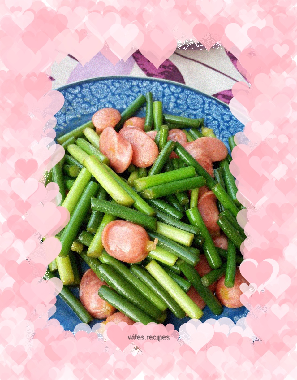 Stir-fried sausages with garlic