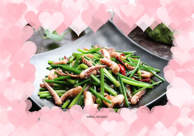 Fried squid with chives and sprouts