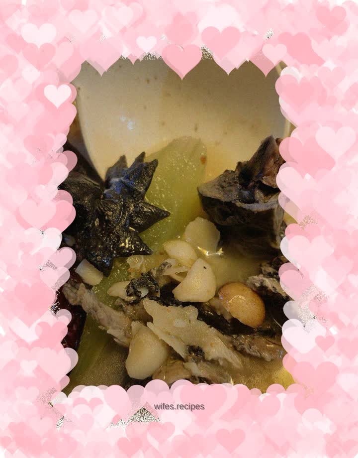 Braised black-bone chicken with traditional Chinese medicine