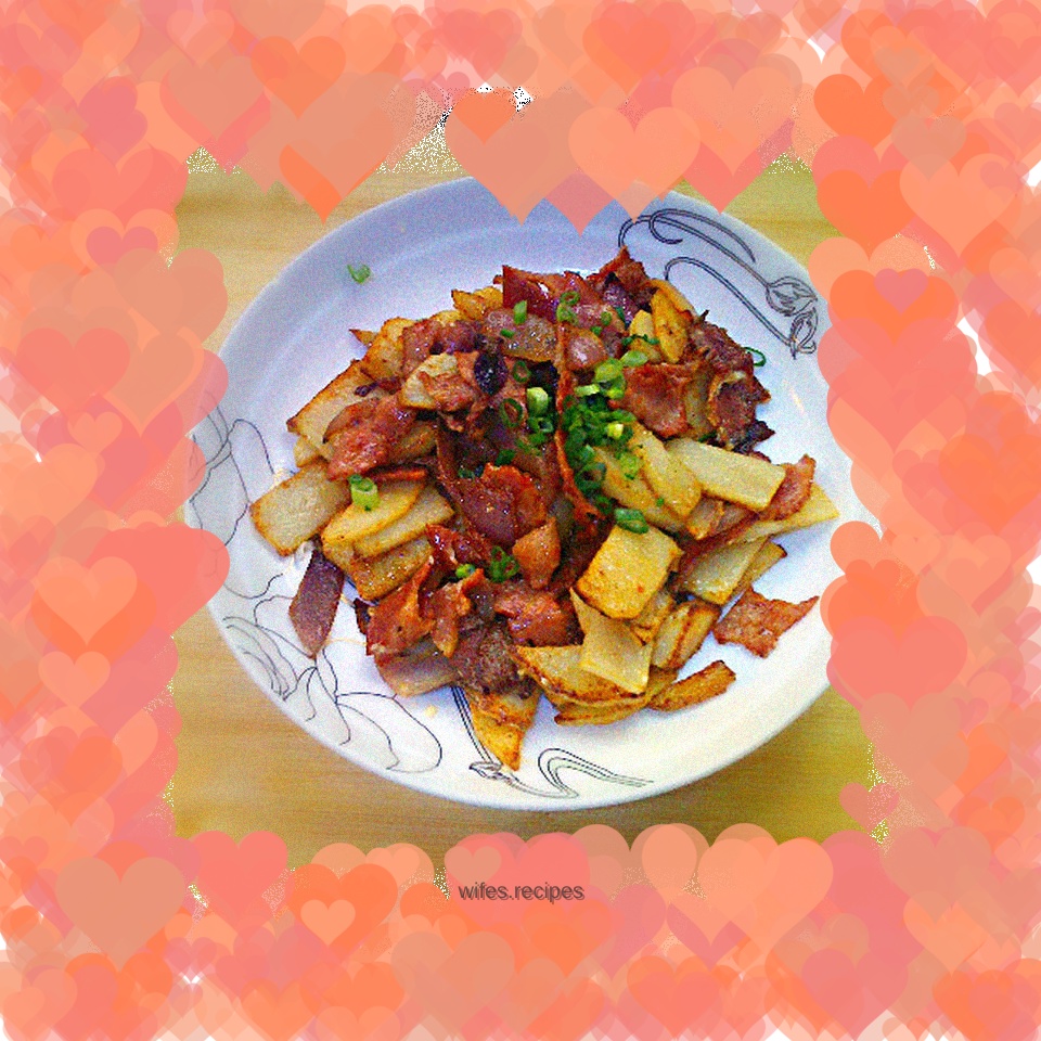 Cheesy potatoes and bacon pan-fried