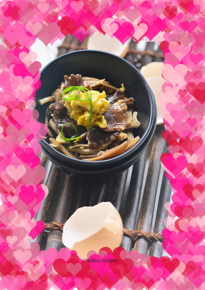 Mushrooms can be eaten simply---fried eggs with chicken and wolfberry mushrooms