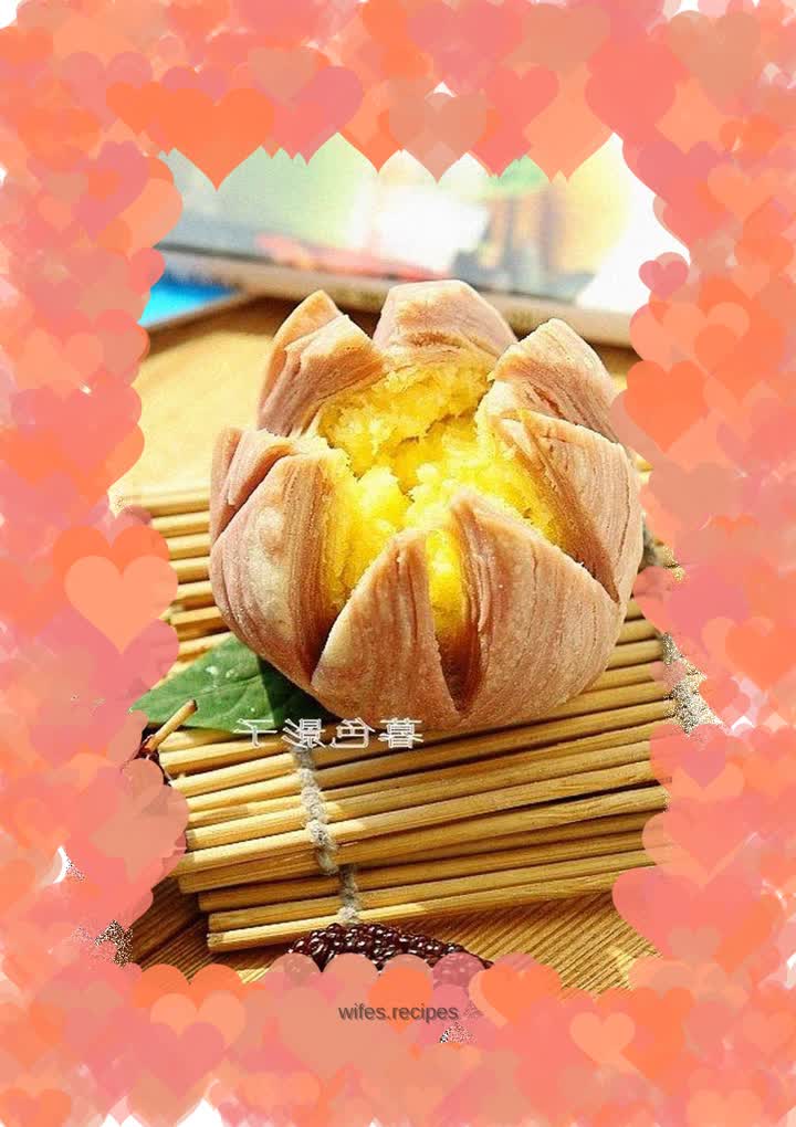 Mulberry and lotus cake