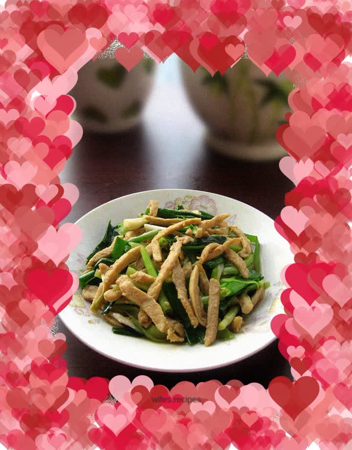 Stir-fried shredded chicken with green garlic