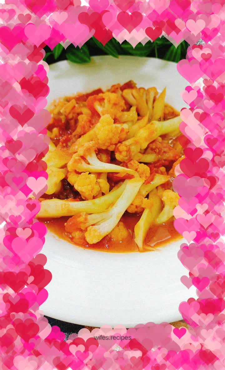 Organic cauliflower with tomato sauce