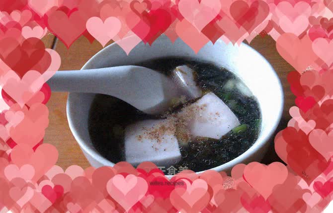 Simple and delicious - seaweed and tofu soup
