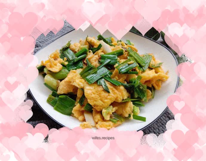 Fried eggs with green garlic