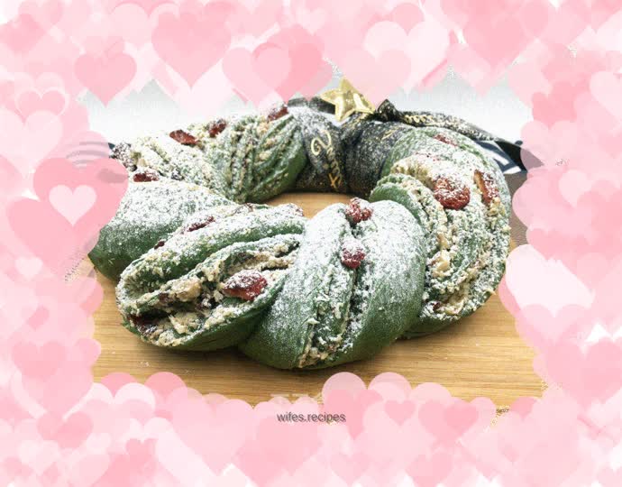 Matcha Christmas wreath bread, with its unique deliciousness, brings a fresh and warm holiday atmosphere.