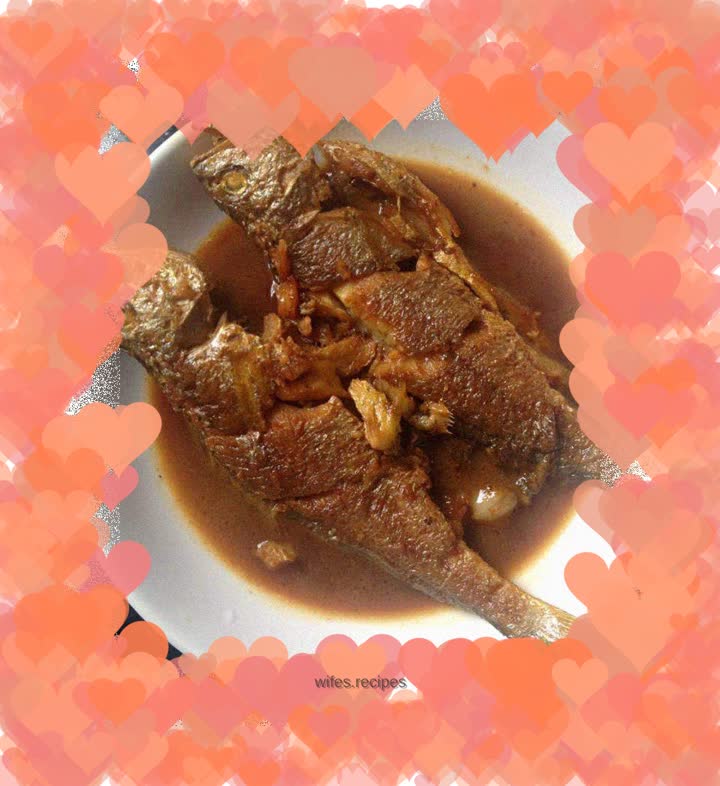 Fried small yellow croaker