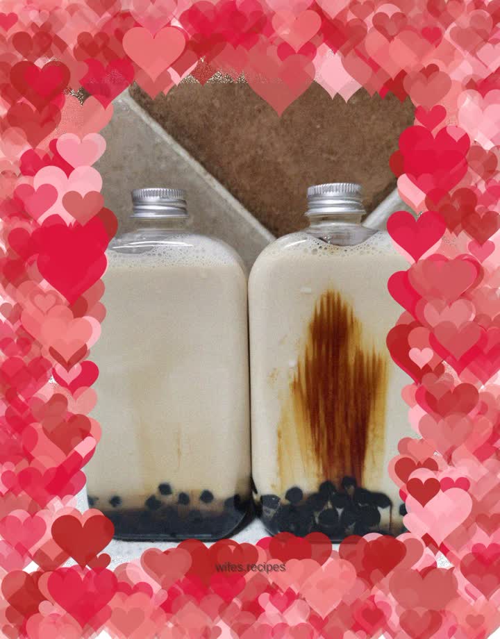 The first cup of milk tea in autumn