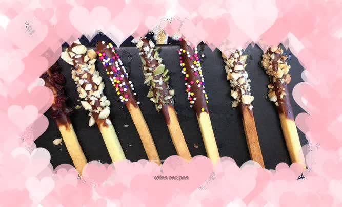 Pocky chocolate biscuit bars, with a sweet chocolate coating, wrapped in crispy nuts, full of milky biscuit bars, crunchy and crunchy in the mouth.