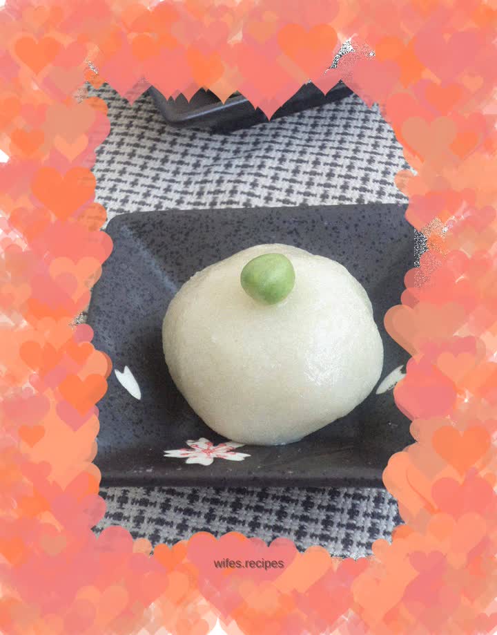Glutinous rice cake with pea filling