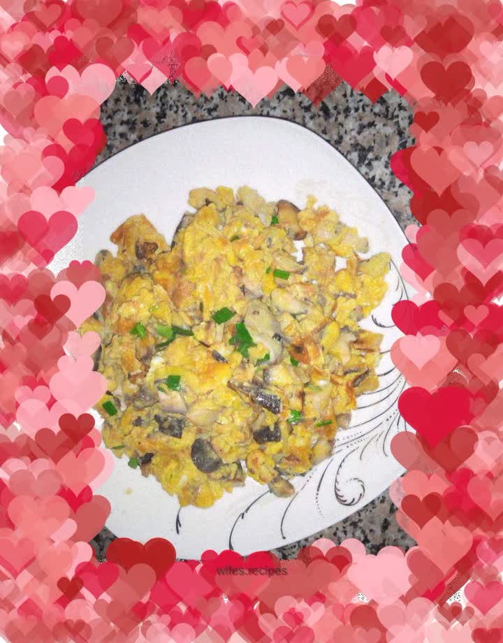 Scrambled eggs with mushrooms