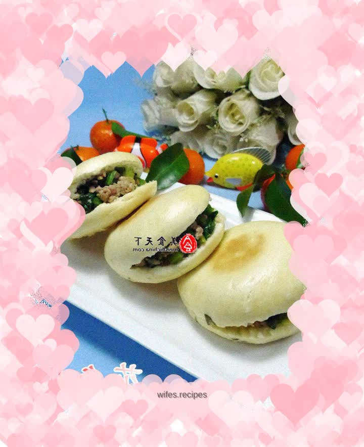 Steamed buns with minced pork and celery